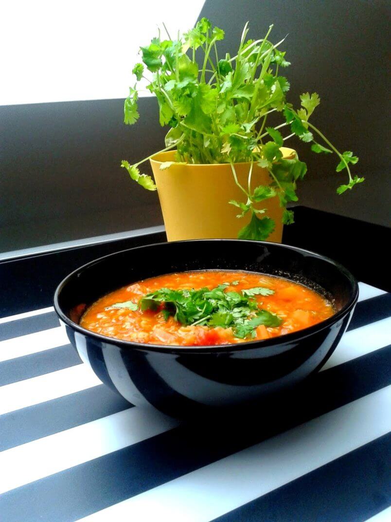 Zupa z soczewicy z olejem kokosowym i kolendrą