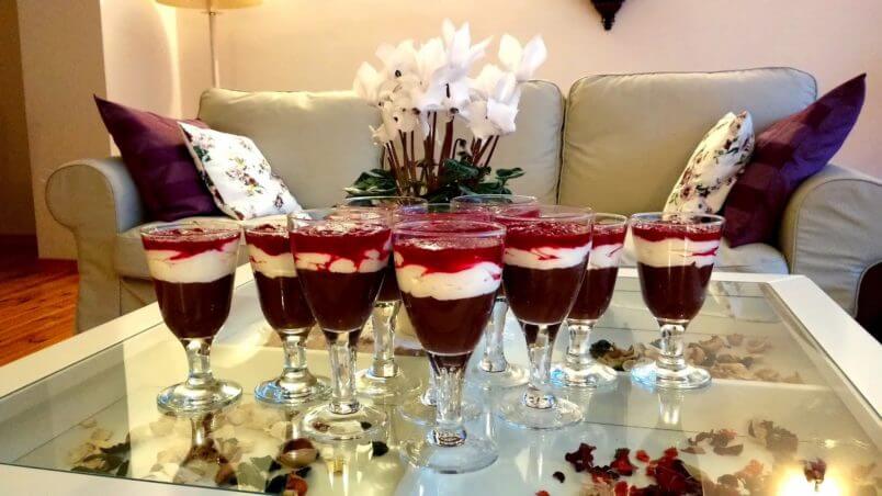 Czekoladowy pudding z kaszy jaglanej i nerkowców, z kremem jogurtowym i sosem malinowym. / Jaglany budyń!