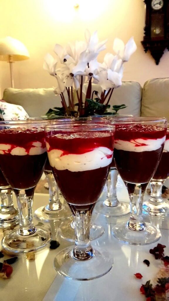 Czekoladowy pudding z kaszy jaglanej i nerkowców z kremem jogurtowym i malinami.