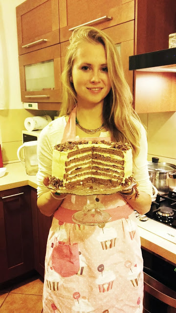 Korzenny i bezglutenowy tort z batatów z kremem jogurtowym z nutką pomarańczy, powidłami śliwkowymi oraz orzechami laskowymi w cynamonowym karmelu.