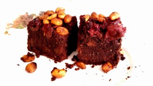 Bezglutenowe brownie z buraków z wiśniami i orzeszkami w miodzie.