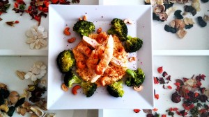 Orzechowo-serowa kasza jaglana z grillowanym kurczakiem i brokułami.