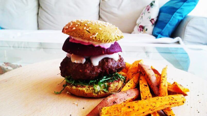 Zielone i zdrowe bułki ze szpinakiem do hamburgerów.