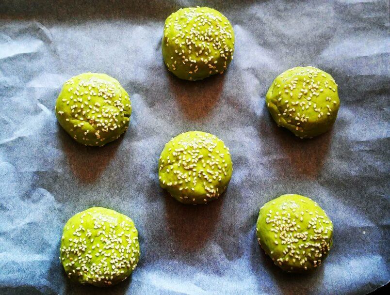 Zielone drożdżowe bułeczki szpinakowe. Zdrowe, miękkie i chrupiące bułki ze szpinakiem do hamburgerów i nie tylko!