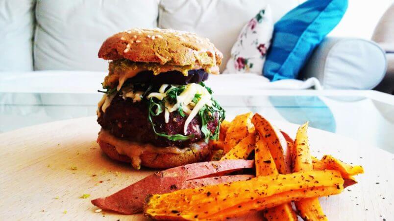 Zielone i zdrowe bułki ze szpinakiem do hamburgerów.