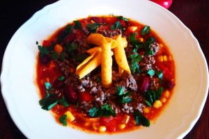 Pikantna zupa meksykańska z wołowiną, fasolą, kukurydzą i nachosami.