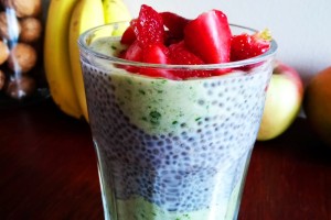 Waniliowy pudding z nasion chia z bananowymi lodami ze szpinakiem.