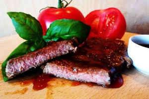 Soczysty stek wołowy z ananasowym sosem z whisky.