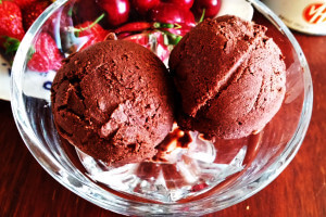 Naturalne czekoladowe lody z nerkowców.