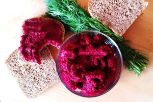 Dietetyczny i lekki buraczany hummus z ciecierzycy.