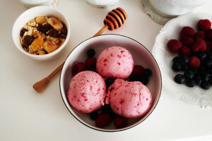 Naturalne malinowe lody na maślance.