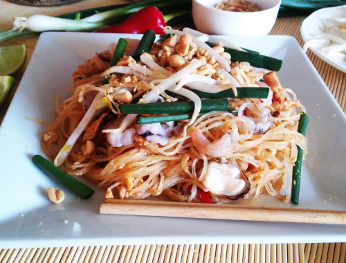 Tajski makaron z owocami morza - klasyczne Pad Thai
