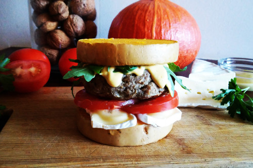 Dyniowy burger wołowy - pomysł na bułkę z dyni