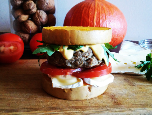 Dyniowy burger wołowy - pomysł na bułkę z dyni