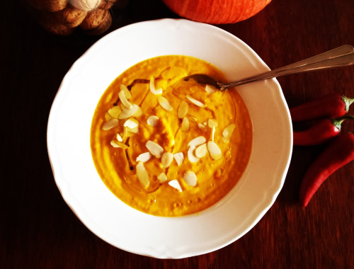 Pikantna zupa krem z dyni z mleczkiem kokosowym i curry
