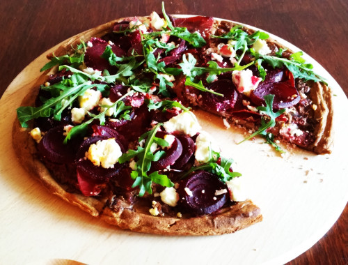 Pizza gryczana z breasolą, burakiem i serem kozim