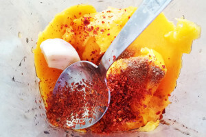 Zdrowe nuggetsy w panierce z nerkowców z miodowym dipem z mango i chilli - pieczone i bez tłuszczu