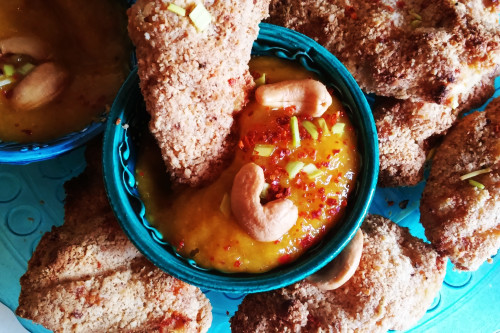 Zdrowe nuggetsy w panierce z nerkowców z miodowym dipem z mango i chilli - pieczone i bez tłuszczu
