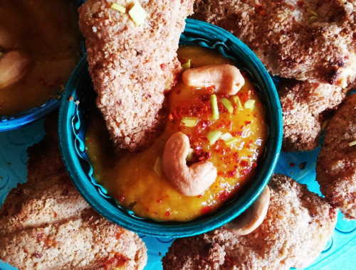 Zdrowe nuggetsy w panierce z nerkowców z miodowym dipem z mango i chilli - pieczone i bez tłuszczu
