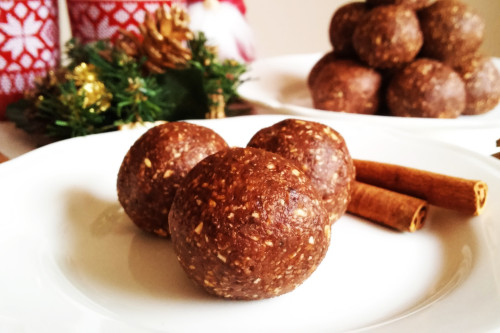Miękkie wegańskie pierniczki bez pieczenia - korzenne kulki z nasionami chia - RAW & VEGAN