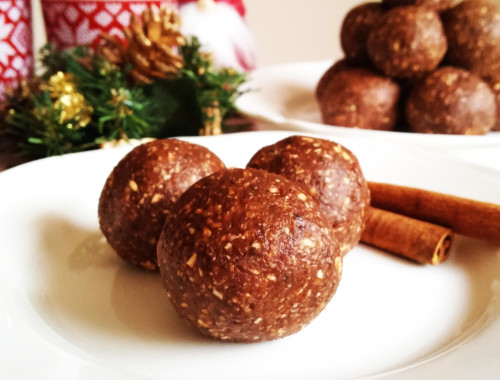 Miękkie wegańskie pierniczki bez pieczenia - korzenne kulki z nasionami chia - RAW & VEGAN