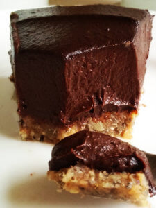 Intensywnie czekoladowe wegańskie ciasto z kremem z awokado - tort awokado raw & vegan