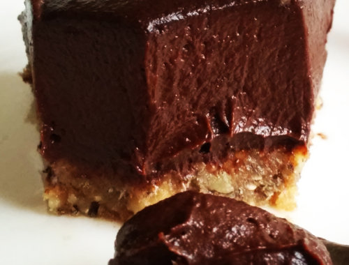 Intensywnie czekoladowe wegańskie ciasto z kremem z awokado - tort awokado raw & vegan