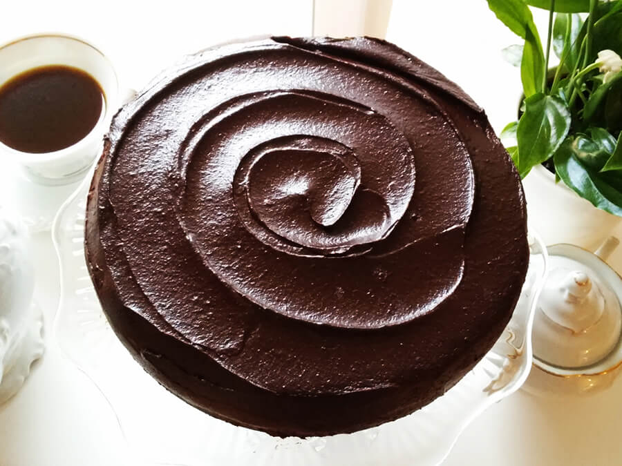 Intensywnie czekoladowe wegańskie ciasto z kremem z awokado - tort awokado raw & vegan