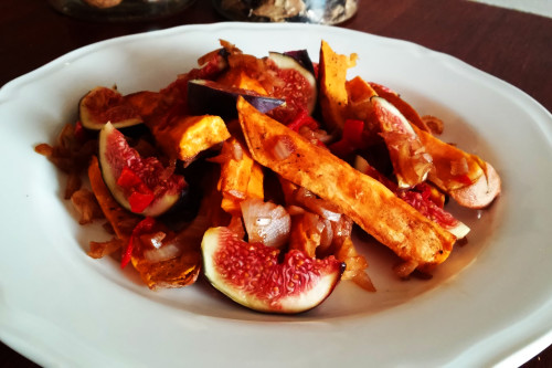 Szybka sałatka z pieczonymi batatami, świeżymi figami, chilli i octem balsamicznym