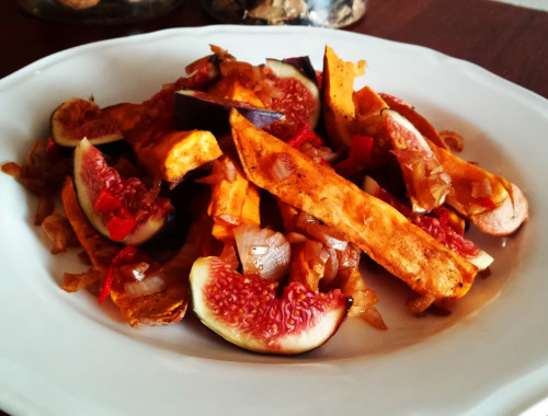 Szybka sałatka z pieczonymi batatami, świeżymi figami, chilli i octem balsamicznym