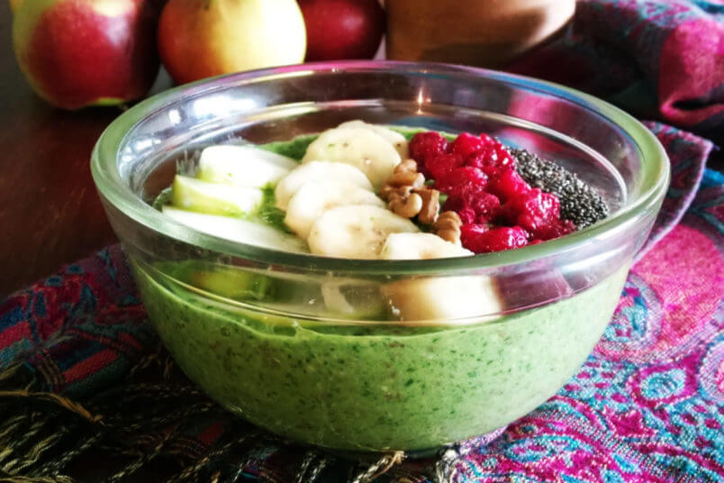 Śniadaniowe smoothie bowl – wegański zielony jogurt