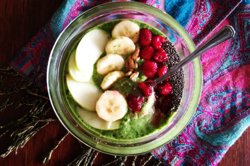 Breakfast smoothie bowl - green vegan yoghurt