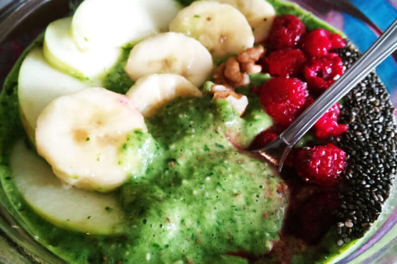 Śniadaniowe smoothie bowl – wegański zielony jogurt