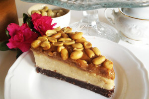 Wegański Snickers - sernik jaglany z daktylowym karmelem i orzeszkami RAW & VEGAN