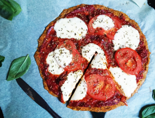 Dietetyczna pizza z marchewki i siemienia lnianego - niskowęglowodanowa bezglutenowa pizza