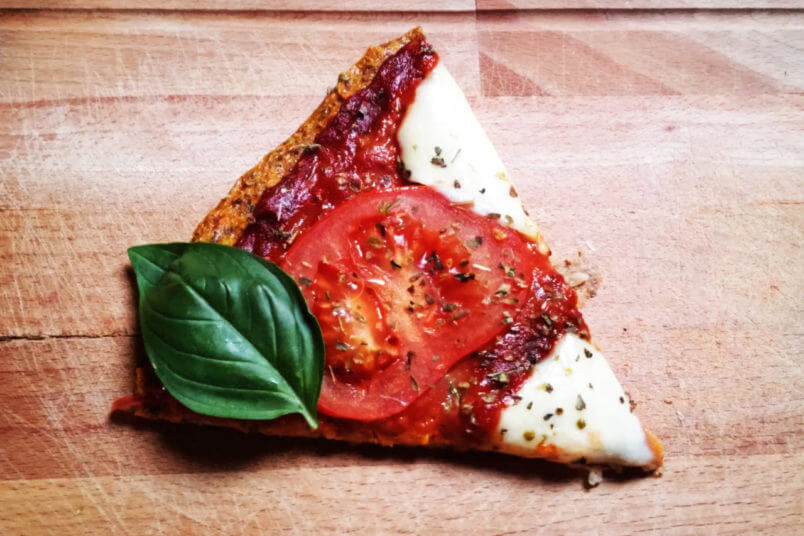 Dietetyczna pizza z marchewki i siemienia lnianego - niskowęglowodanowa bezglutenowa pizza
