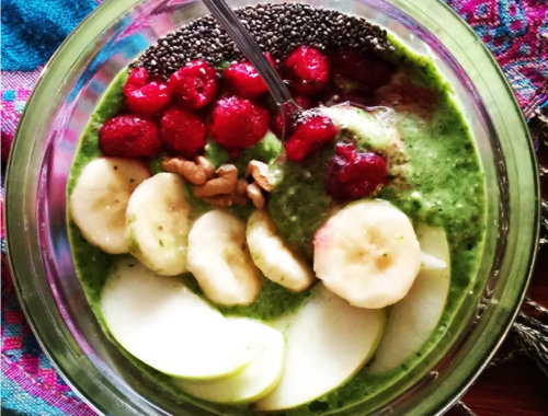 Śniadaniowe smoothie bowl – wegański zielony jogurt