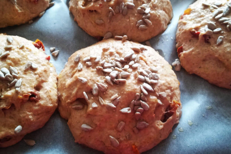 Bułki orkiszowe z suszonymi pomidorami - bezglutenowe i zdrowe pieczywo