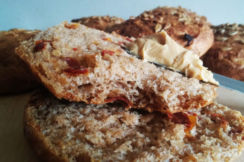 Bułki orkiszowe z suszonymi pomidorami - bezglutenowe i zdrowe pieczywo