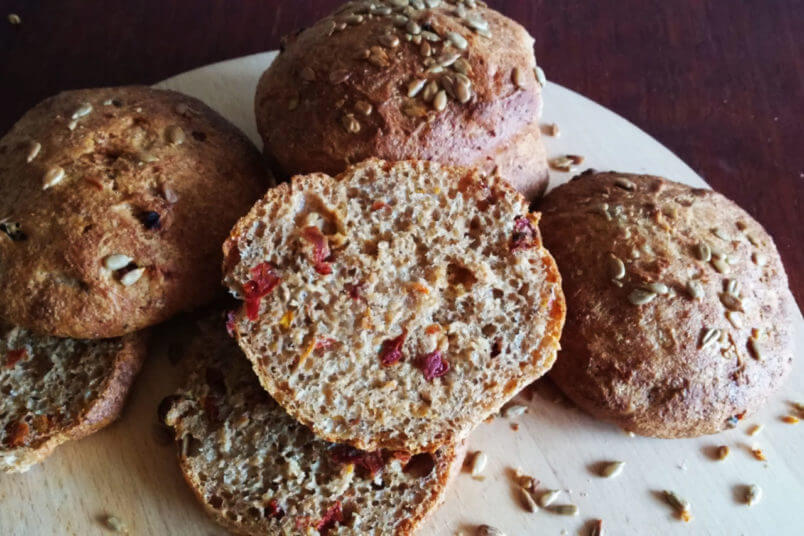 Bułki orkiszowe z suszonymi pomidorami - bezglutenowe i zdrowe pieczywo