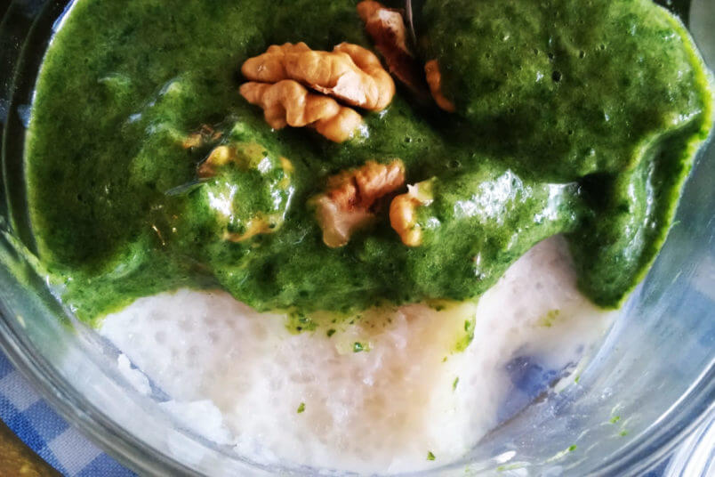 Wegański pudding z tapioki z zielonym musem bananowo-szpinakowym