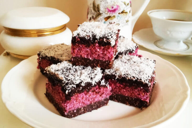 Raspberry-chocolate slice with coconut - RAW & VEGAN