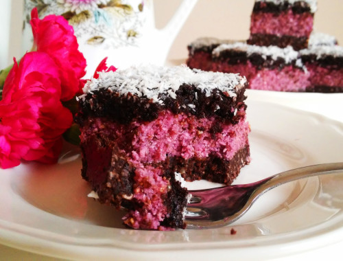 Raspberry-chocolate slice with coconut - RAW & VEGAN