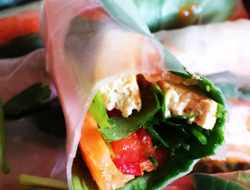 Warzywne sajgonki z wędzonym tofu i sosem z masła orzechowego - spring rolls