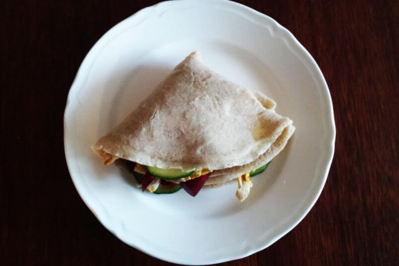 Lekkostrawne i bezglutenowe naleśniki gryczane z burakiem, cukinią i kurczakiem