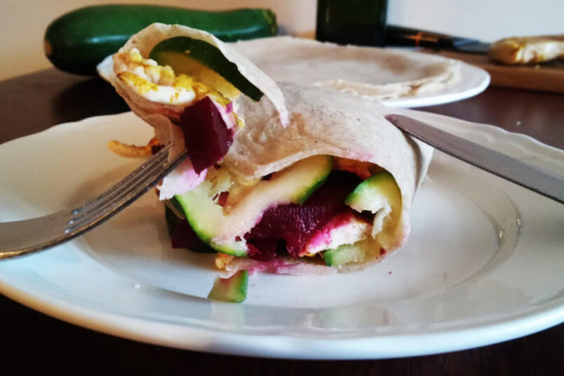 Lekkostrawne i bezglutenowe naleśniki gryczane z burakiem, cukinią i kurczakiem