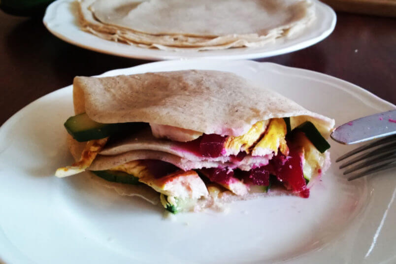 Lekkostrawne i bezglutenowe naleśniki gryczane z burakiem, cukinią i kurczakiem