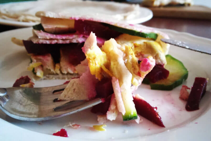 Lekkostrawne i bezglutenowe naleśniki gryczane z burakiem, cukinią i kurczakiem