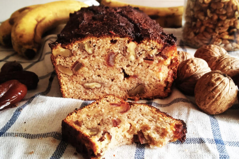 Owsiany bezglutenowy chlebek bananowy z masłem orzechowym, daktylami i orzechami