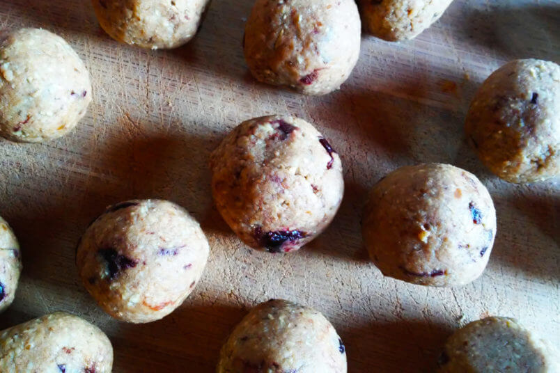 Ciasteczkowe kulki z ciecierzycy z wiśniami - ciecierzycowe pralinki RAW & VEGAN